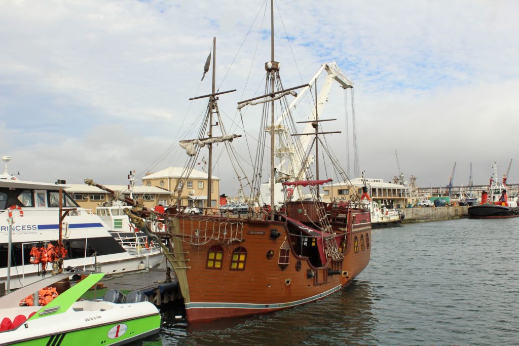 Piratenschiff Jolly Roger an der Waterfront